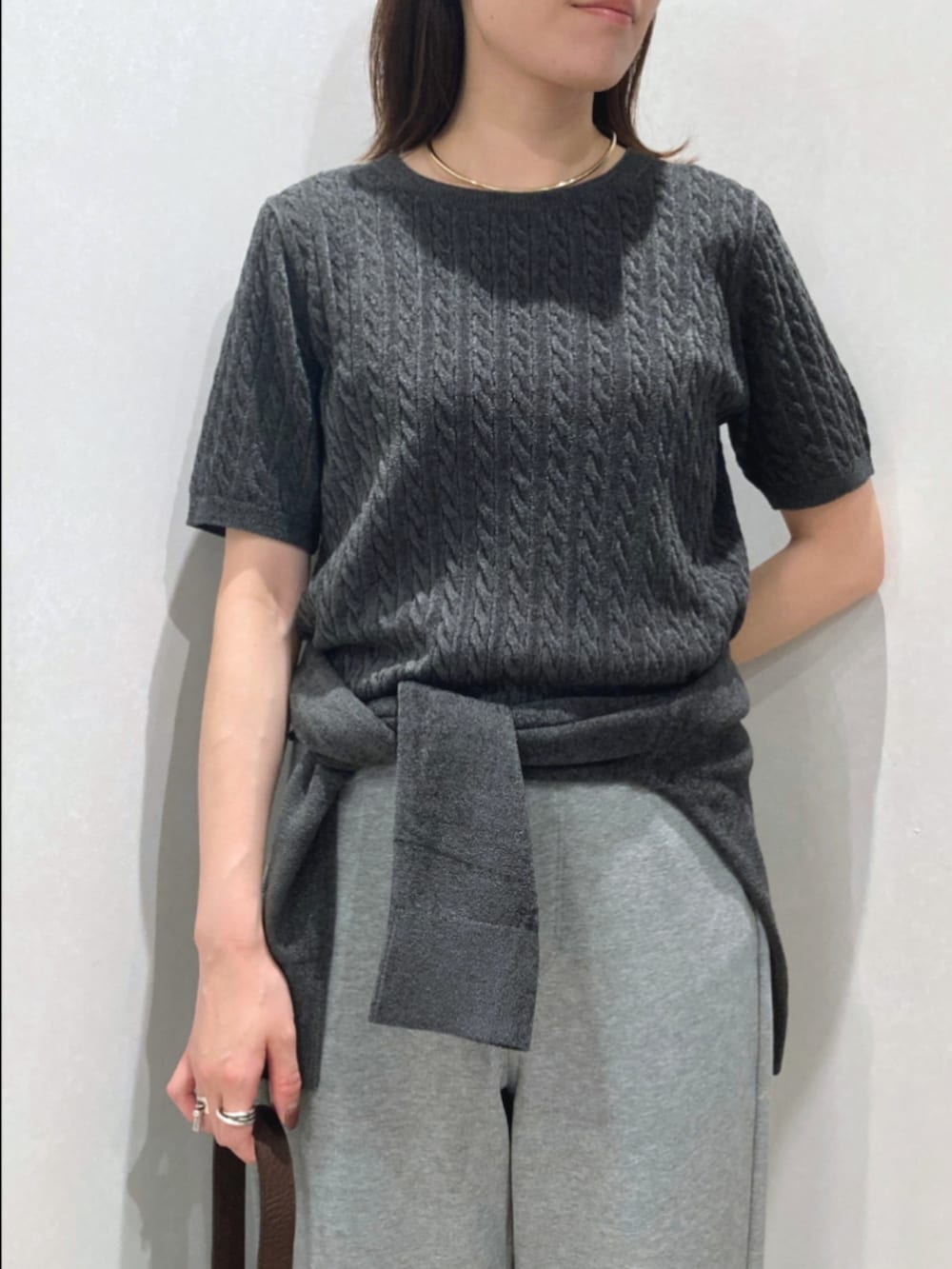 グレー系のニット/セーター、グレー系のカーディガン/ボレロ、グレー系のパンツを着用したレディースの秋コーディネートの6枚目の写真