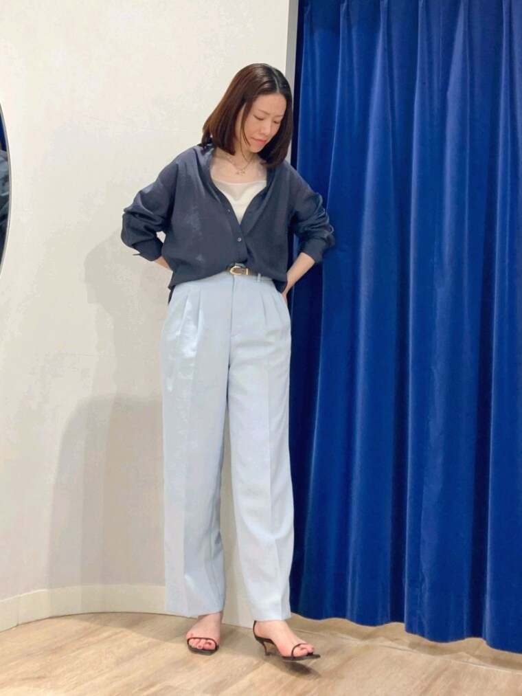 ブルー系のその他パンツ、ホワイト系のキャミソール、グレー系のシャツ/ブラウスを着用したレディースの春コーディネートの2枚目の写真