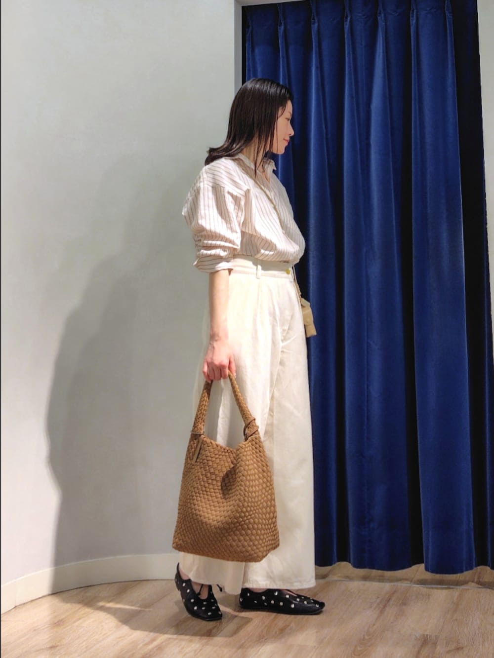 ブルー系のシャツ/ブラウス、ホワイト系のその他パンツ、ブラウン系のショルダーバッグを着用したレディースの春コーディネートの4枚目の写真