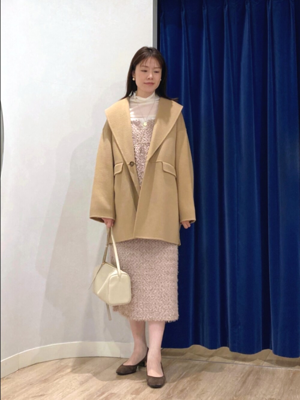 イエロー系のその他アウター、ホワイト系のTシャツ/カットソー、ベージュ系のキャミソールを着用したレディースの秋コーディネートの2枚目の写真