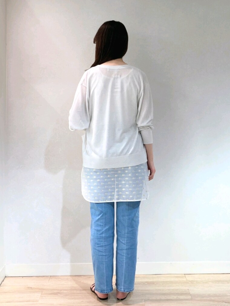 ブルー系のデニムパンツ、ホワイト系のシャツ/ブラウス、ホワイト系のタンクトップを着用したレディースの春コーディネートの4枚目の写真