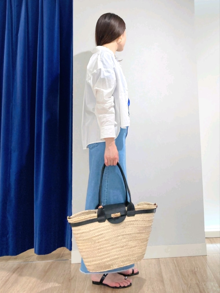 ブルー系のTシャツ/カットソー、ホワイト系のシャツ/ブラウス、ブルー系のデニムスカートを着用したレディースの夏コーディネートの3枚目の写真