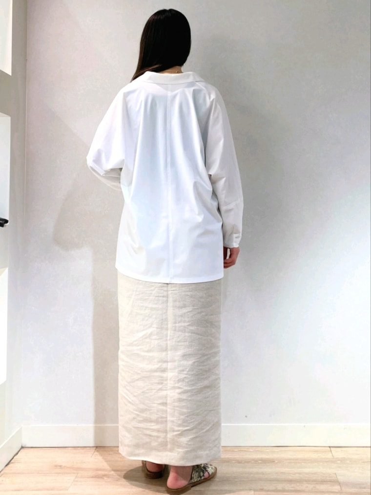 ホワイト系のシャツ/ブラウス、ブラック系のタンクトップ、ブラック系のショルダーバッグを着用したレディースの夏コーディネートの5枚目の写真