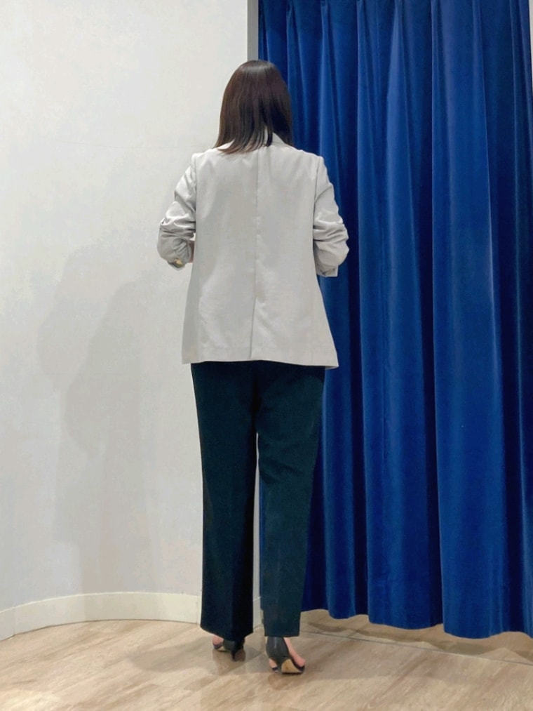 ブラック系のその他パンツ、グレー系のテーラードジャケット、ピンク系のニット/セーターを着用したレディースの春コーディネートの5枚目の写真