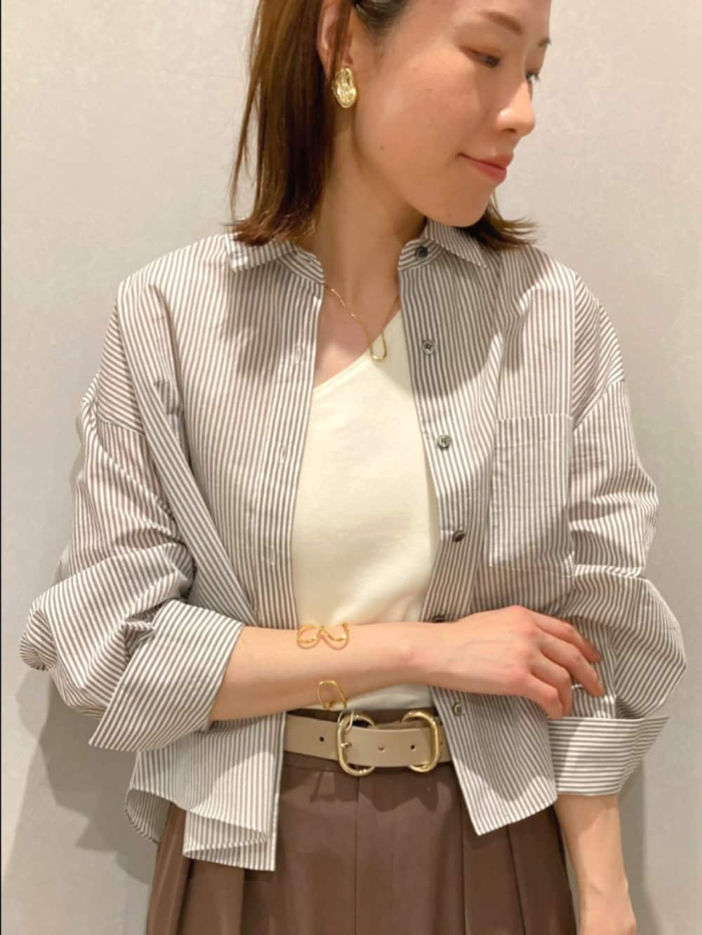 ブラウン系のその他パンツ、ゴールド系のサンダル、ベージュ系のシャツ/ブラウスを着用したレディースの夏コーディネートの7枚目の写真