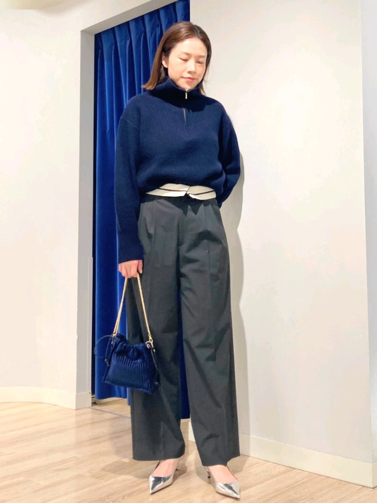 グレー系のその他パンツ、ブルー系のニット/セーター、ホワイト系のTシャツ/カットソーを着用したレディースの秋コーディネートの7枚目の写真
