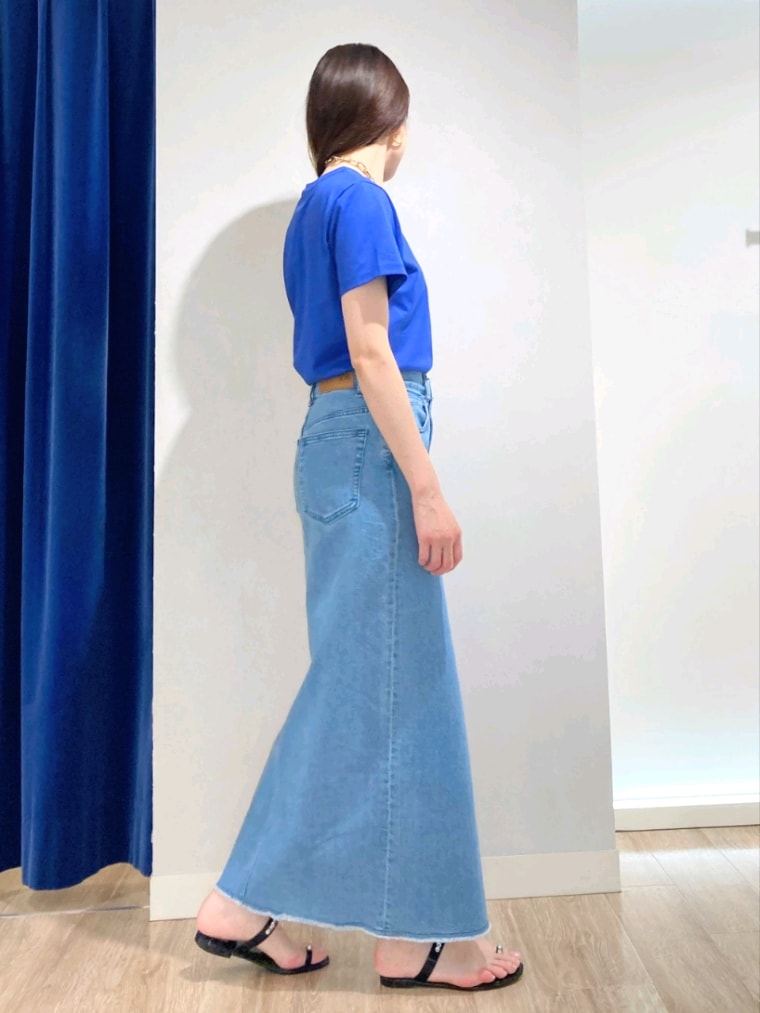 ブルー系のTシャツ/カットソー、ホワイト系のシャツ/ブラウス、ブルー系のデニムスカートを着用したレディースの夏コーディネートの7枚目の写真