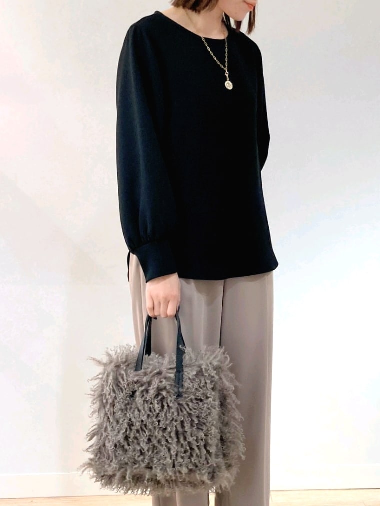 ブラック系のシャツ/ブラウス、ベージュ系のその他パンツ、グレー系のショルダーバッグを着用したレディースの秋コーディネートの10枚目の写真