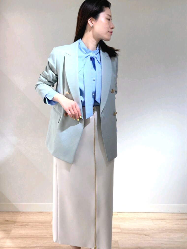 グレー系のテーラードジャケット、ホワイト系のシャツ/ブラウス、グレー系のその他パンツを着用したレディースの春コーディネートの7枚目の写真