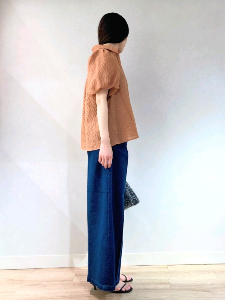 イエロー系のシャツ/ブラウス、ブラック系のタンクトップ、ブルー系のデニムパンツを着用したレディースの夏コーディネートの5枚目の写真