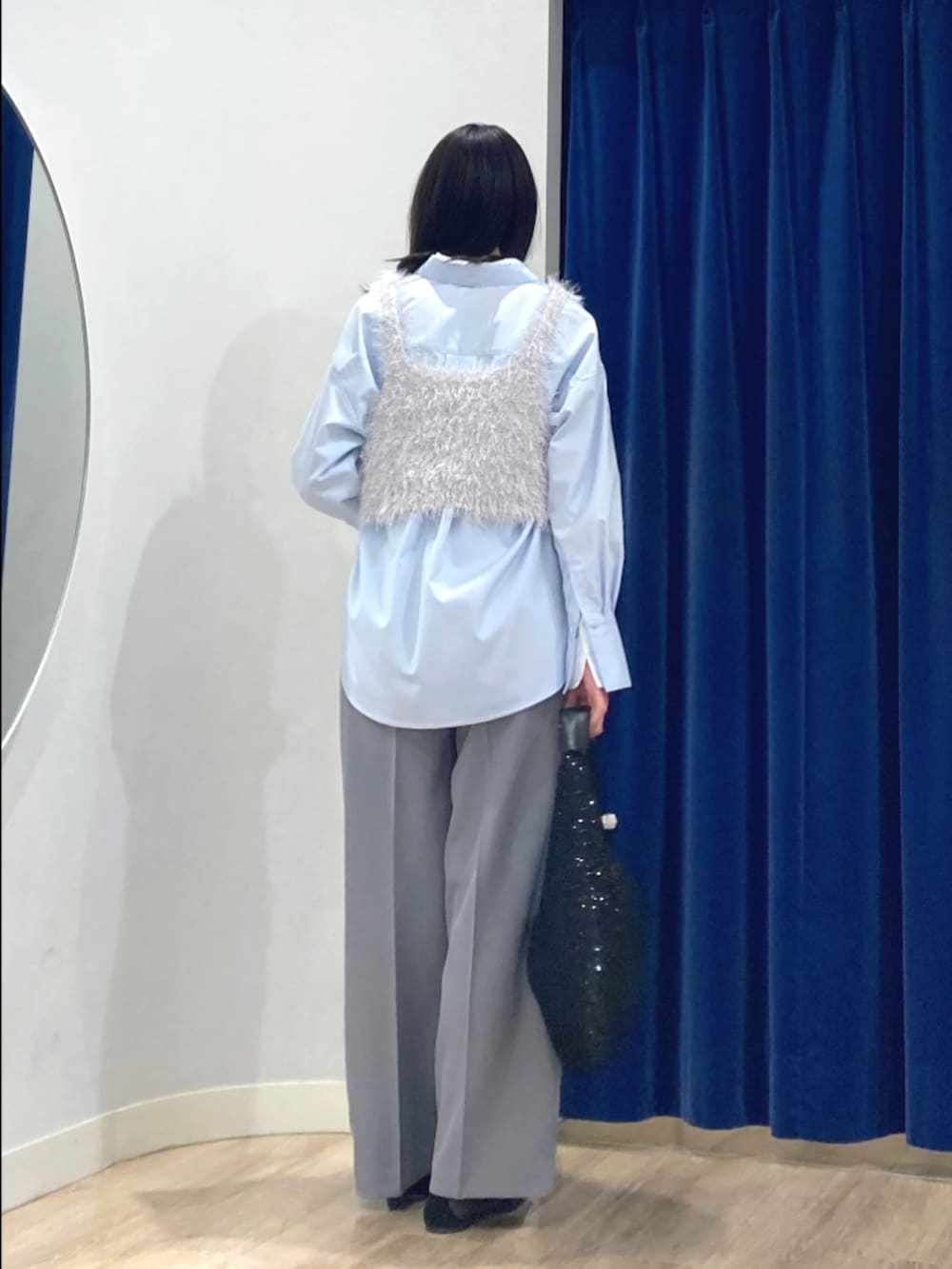 ブルー系のシャツ/ブラウス、シルバー系のニット/セーター、グレー系のその他パンツを着用したレディースの冬コーディネートの5枚目の写真