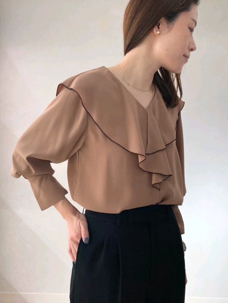 ブラウン系のテーラードジャケット、ブラック系のその他パンツ、ベージュ系のショルダーバッグを着用したレディースの秋コーディネートの8枚目の写真