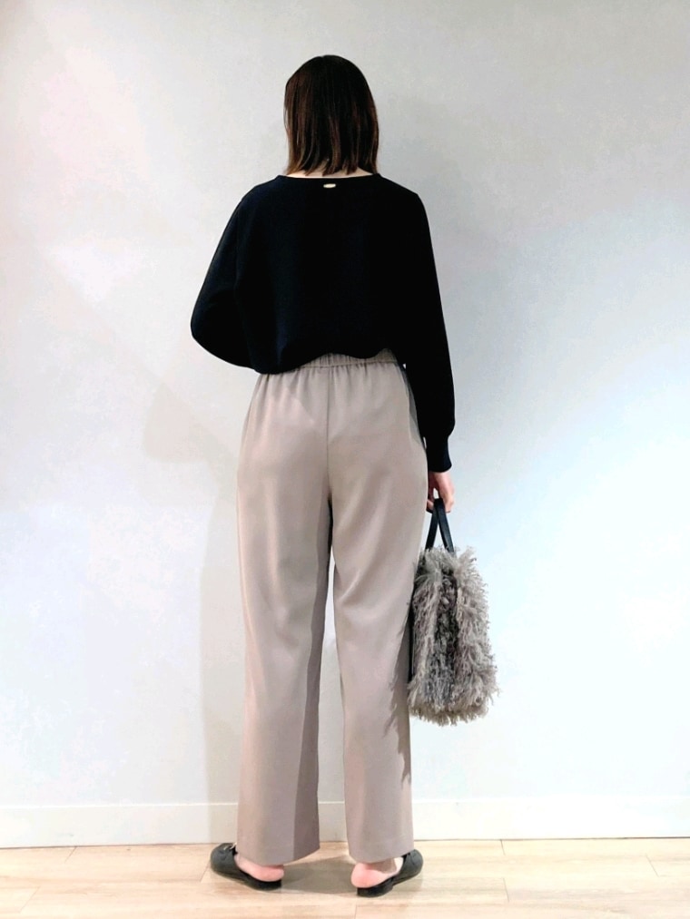 ブラック系のシャツ/ブラウス、ベージュ系のその他パンツ、グレー系のショルダーバッグを着用したレディースの秋コーディネートの7枚目の写真