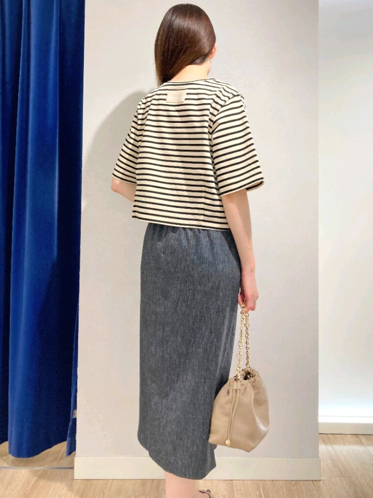 ベージュ系のTシャツ/カットソー、ブルー系のスカート、ベージュ系のショルダーバッグを着用したレディースの夏コーディネートの8枚目の写真