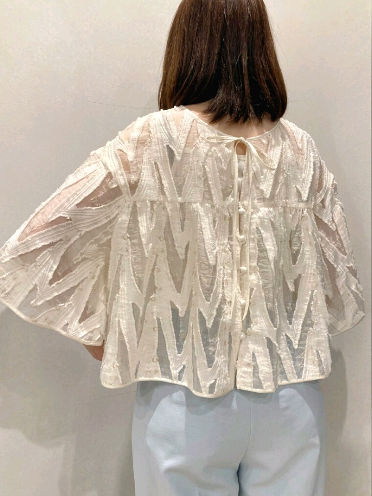 ブルー系のその他パンツ、ホワイト系のシャツ/ブラウス、ベージュ系のショルダーバッグを着用したレディースの春コーディネートの8枚目の写真