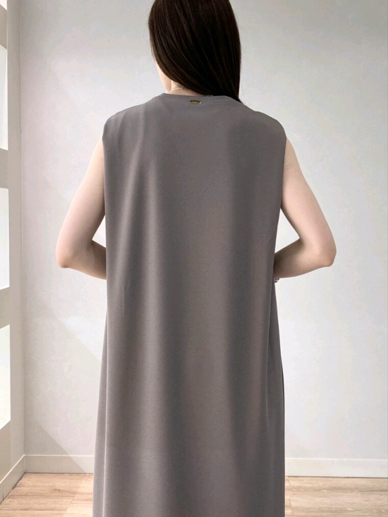 グリーン系のワンピース、ブラック系のトートバッグ、ブルー系のサンダルを着用したレディースの夏コーディネートの6枚目の写真