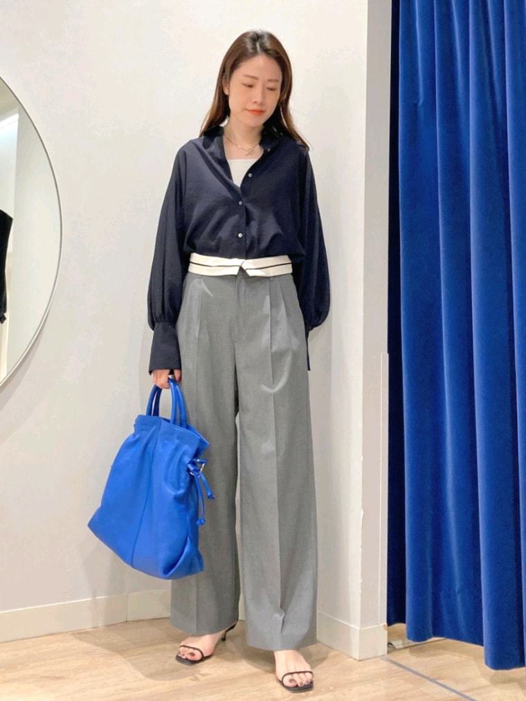 ブルー系のシャツ/ブラウス、ホワイト系のタンクトップ、ブルー系のショルダーバッグを着用したレディースの夏コーディネートの2枚目の写真