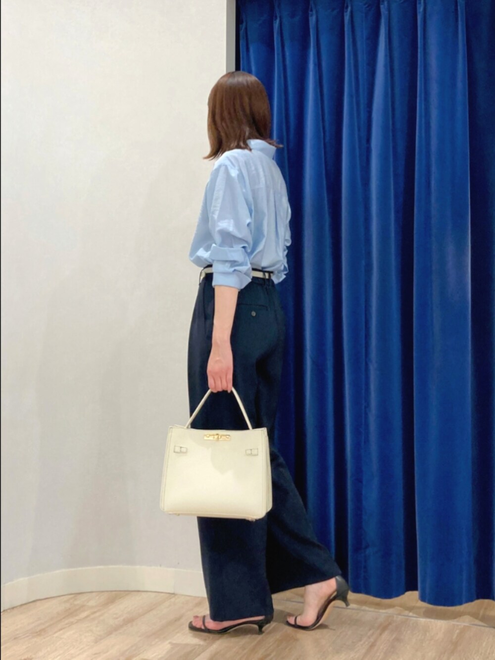 ブルー系のシャツ/ブラウス、ブラウン系のその他パンツ、ブラック系のショルダーバッグを着用したレディースの夏コーディネートの4枚目の写真