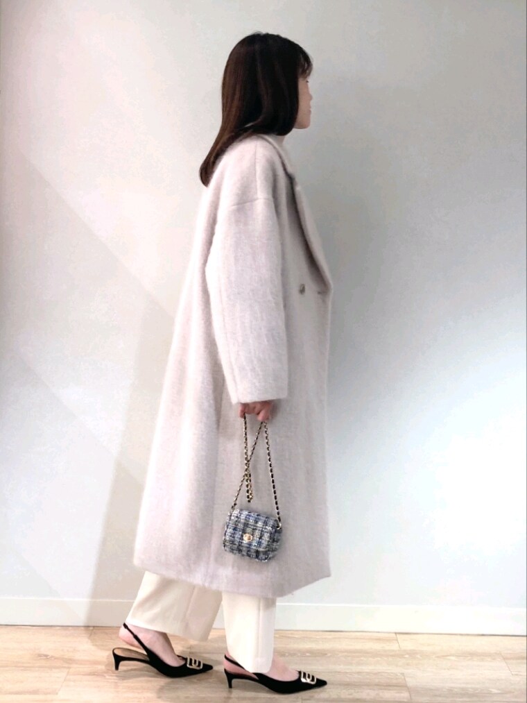 ベージュ系のその他アウター、ブラック系のシャツ/ブラウス、ブラック系のショルダーバッグを着用したレディースの冬コーディネートの3枚目の写真