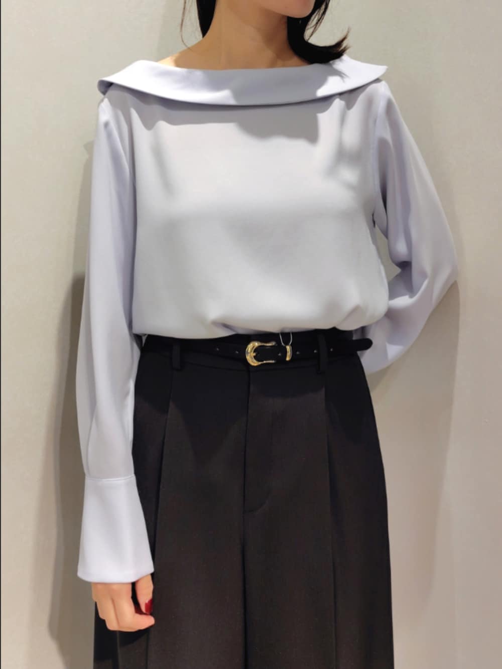 ブルー系のシャツ/ブラウス、グリーン系のその他パンツ、ブラック系のベルトを着用したレディースの秋コーディネートの8枚目の写真