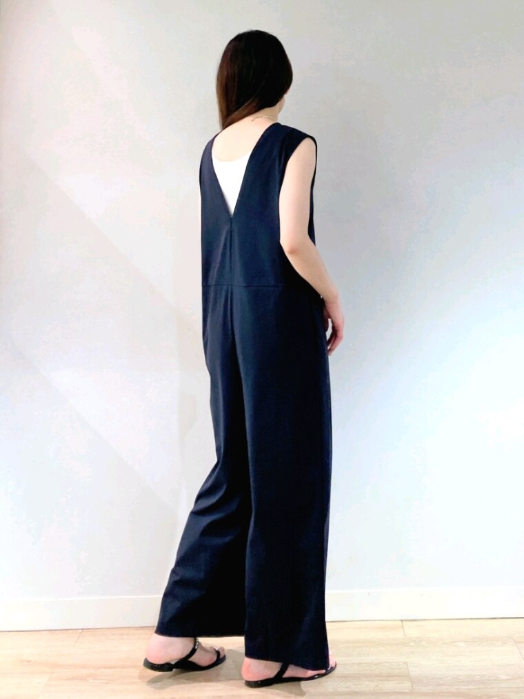 ブラック系のつなぎ/オールインワン、ブラック系のバッグ、ブラック系のサンダルを着用したレディースの夏コーディネートの8枚目の写真