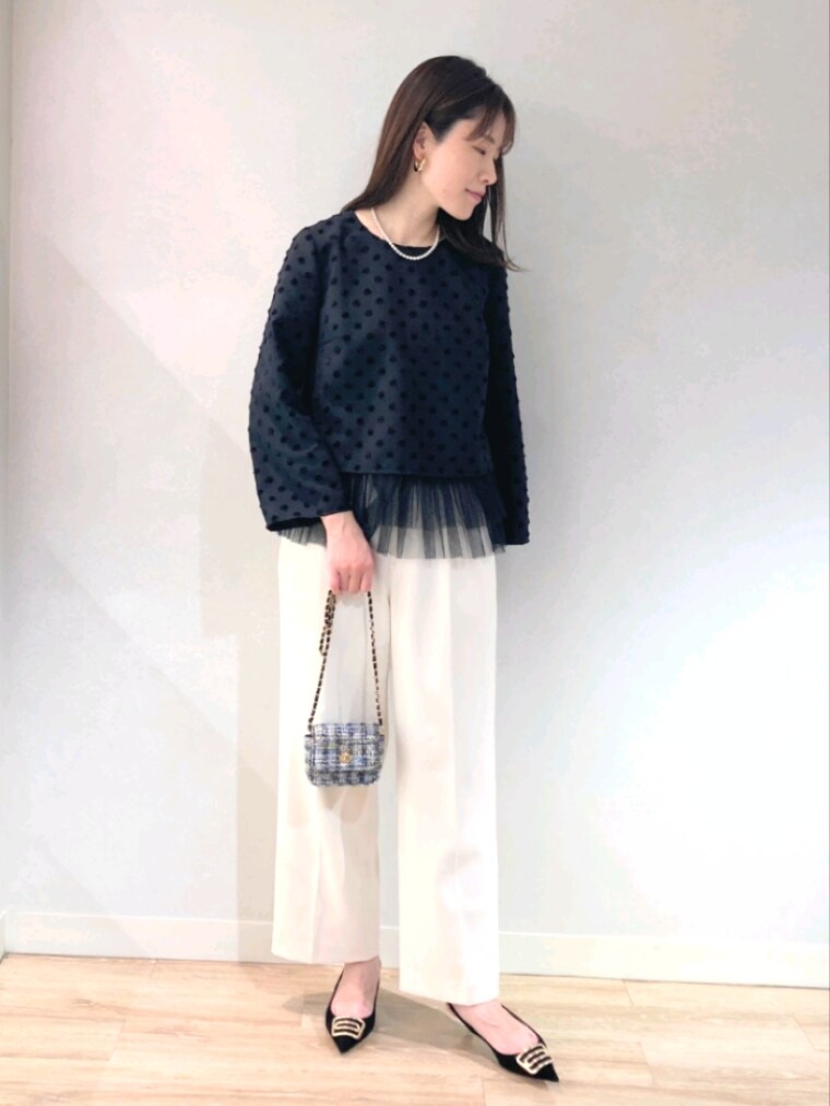 ベージュ系のその他アウター、ブラック系のシャツ/ブラウス、ブラック系のショルダーバッグを着用したレディースの冬コーディネートの8枚目の写真