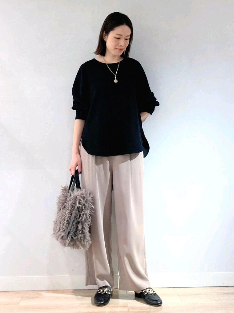 ブラック系のシャツ/ブラウス、ベージュ系のその他パンツ、グレー系のショルダーバッグを着用したレディースの秋コーディネートの4枚目の写真