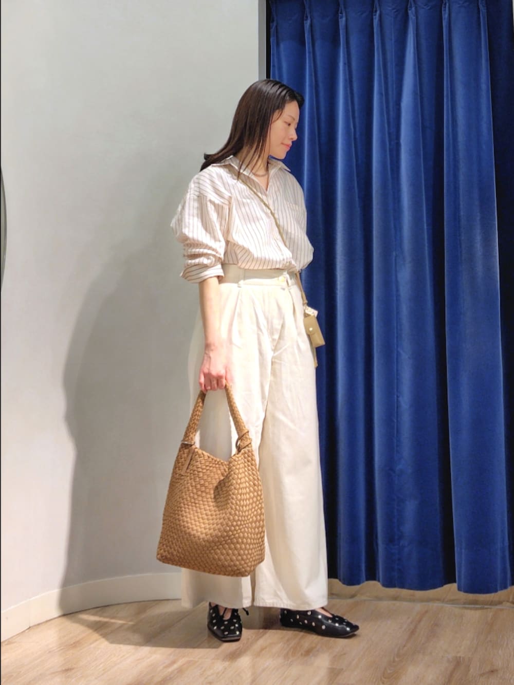 ブルー系のシャツ/ブラウス、ホワイト系のその他パンツ、ブラウン系のショルダーバッグを着用したレディースの春コーディネートの3枚目の写真