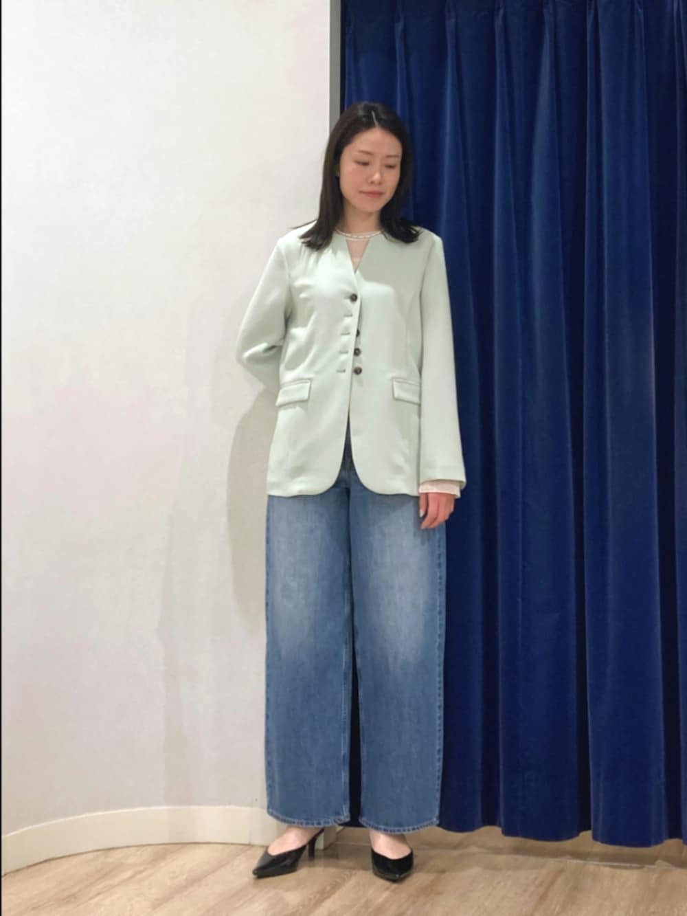 グリーン系のノーカラージャケット、ホワイト系のTシャツ/カットソー、ブルー系のデニムパンツを着用したレディースの冬コーディネートの6枚目の写真