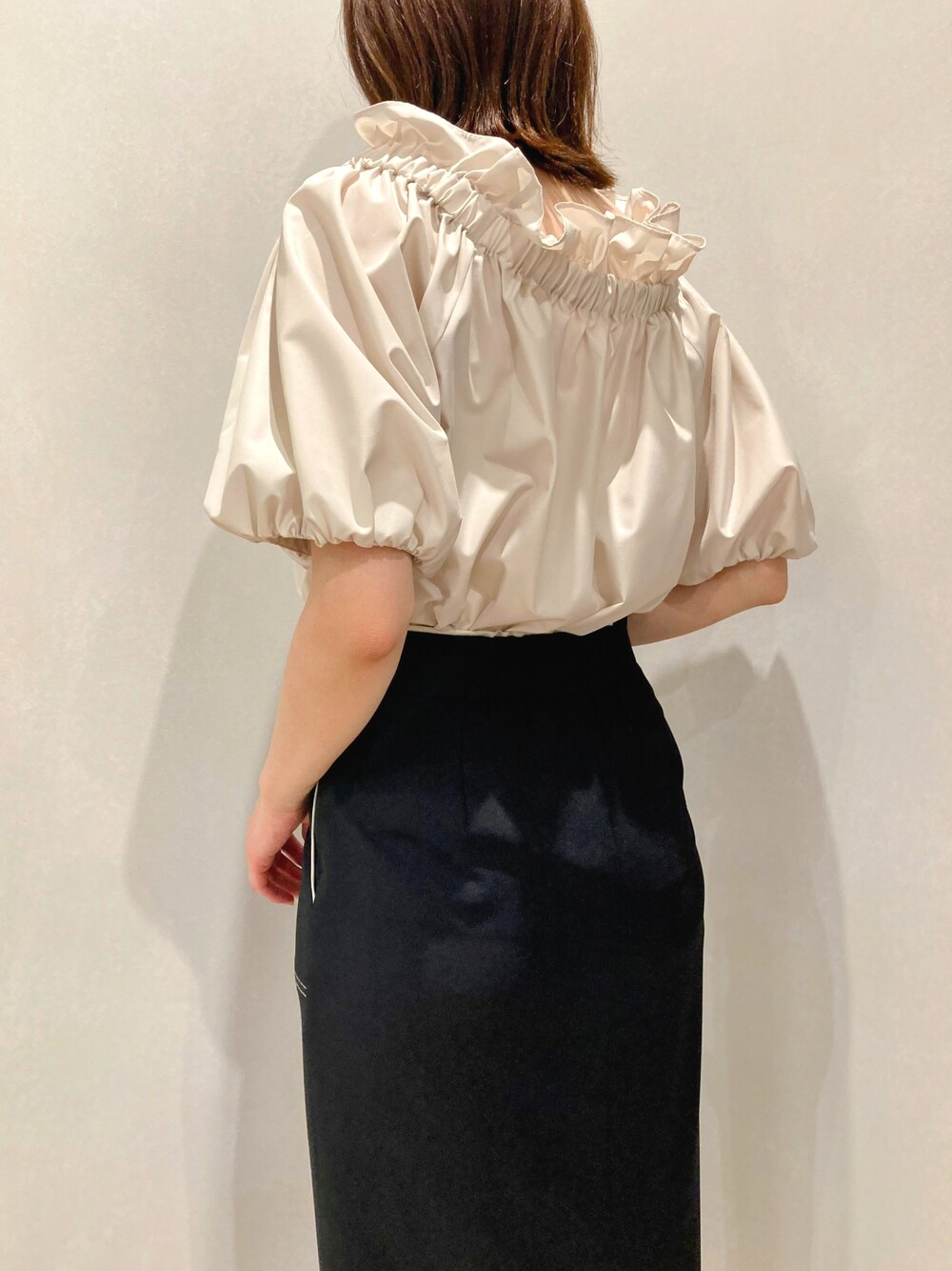 ブラック系のスカート、ベージュ系のシャツ/ブラウス、ベージュ系のショルダーバッグを着用したレディースの夏コーディネートの10枚目の写真