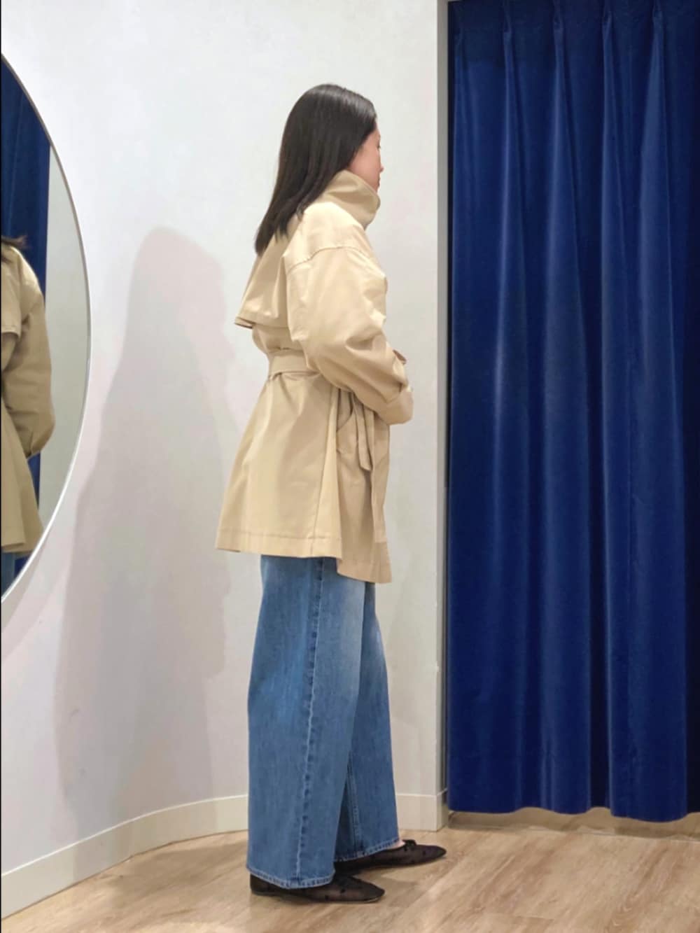 ベージュ系のその他アウター、ベージュ系のカーディガン/ボレロ、ブルー系のデニムパンツを着用したレディースの冬コーディネートの2枚目の写真