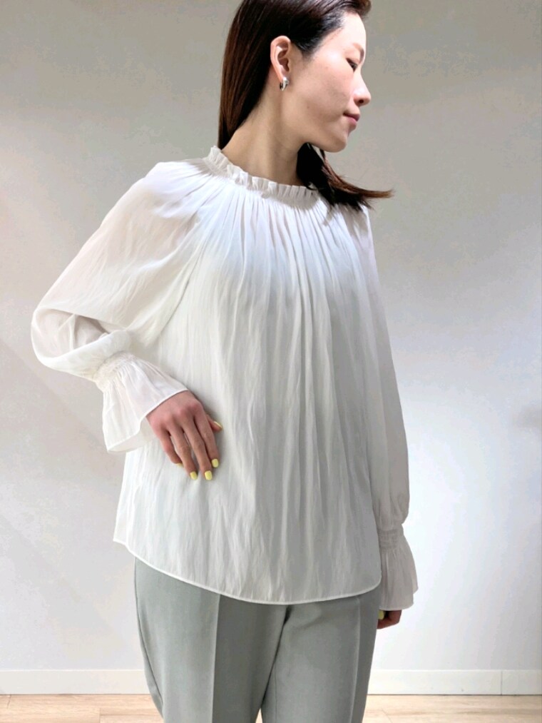 グレー系のテーラードジャケット、ホワイト系のシャツ/ブラウス、グレー系のその他パンツを着用したレディースの春コーディネートの6枚目の写真