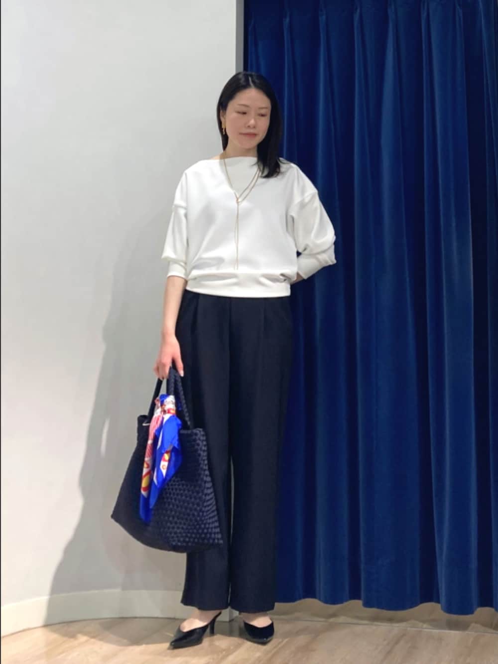 ホワイト系のTシャツ/カットソー、ブルー系のその他パンツ、ブルー系のトートバッグを着用したレディースの春コーディネートの2枚目の写真