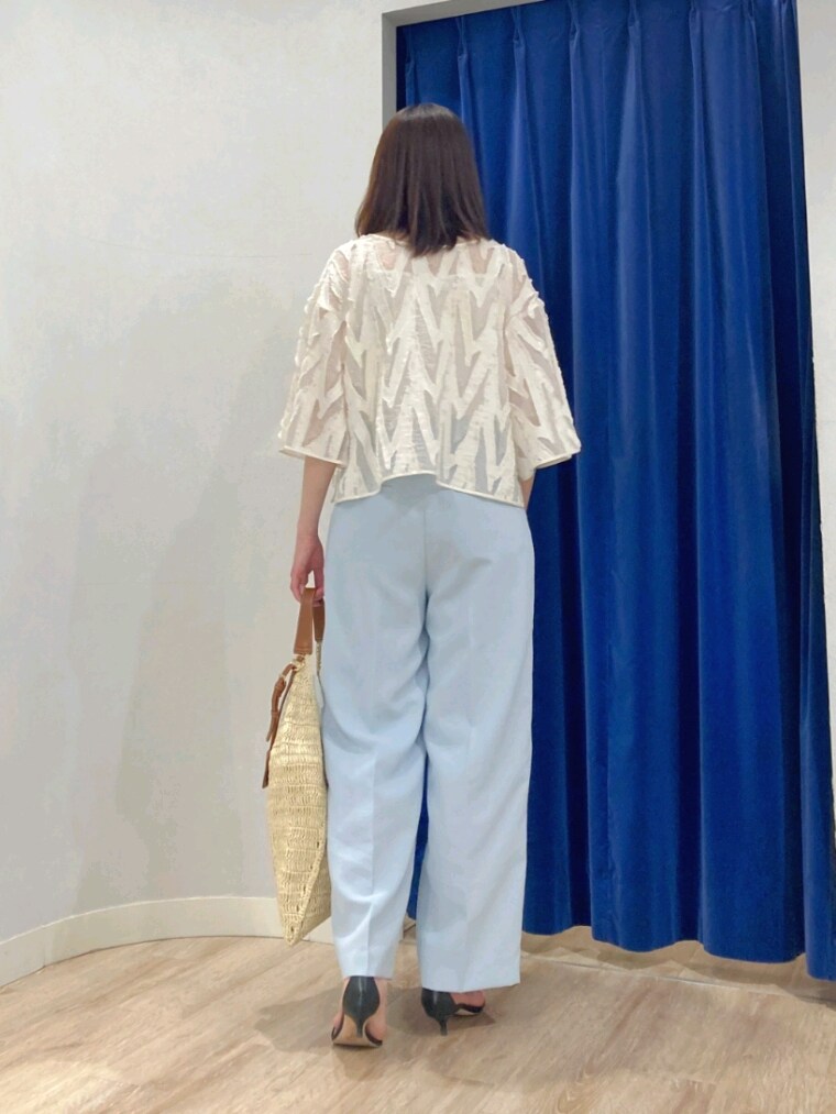 ブルー系のその他パンツ、ホワイト系のシャツ/ブラウス、ベージュ系のショルダーバッグを着用したレディースの春コーディネートの6枚目の写真