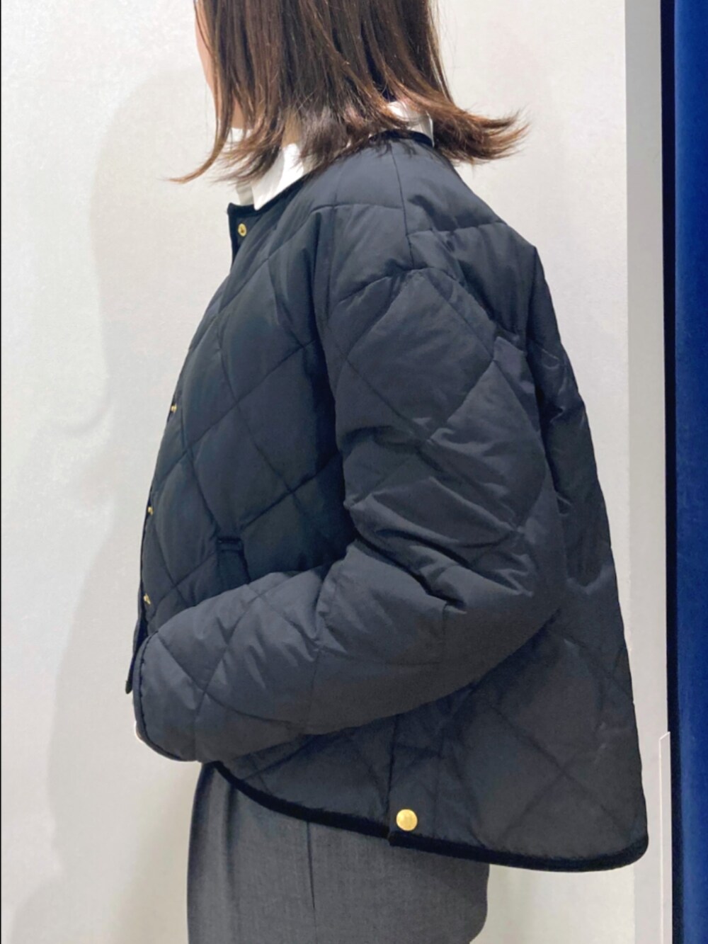 ブラック系のダウンジャケット/コート、ブラック系のTシャツ/カットソー、グレー系のその他パンツを着用したレディースの秋コーディネートの6枚目の写真