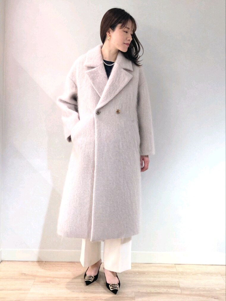 ベージュ系のその他アウター、ブラック系のシャツ/ブラウス、ブラック系のショルダーバッグを着用したレディースの冬コーディネートの5枚目の写真