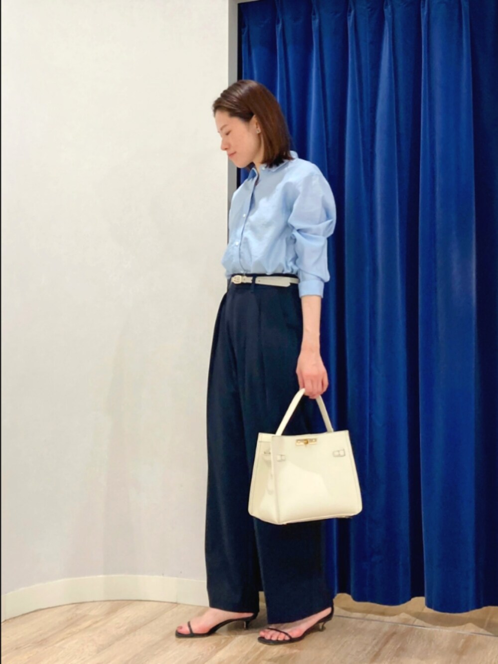 ブルー系のシャツ/ブラウス、ブラウン系のその他パンツ、ブラック系のショルダーバッグを着用したレディースの夏コーディネートの3枚目の写真