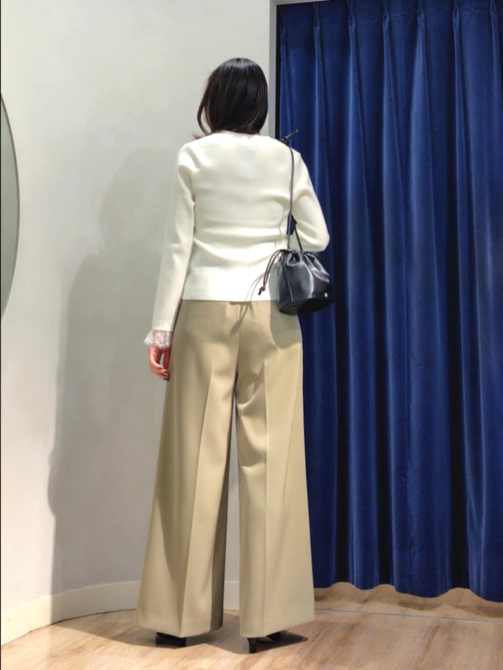 ホワイト系のカーディガン/ボレロ、ブラック系のショルダーバッグ、グリーン系のその他パンツを着用したレディースの秋コーディネートの7枚目の写真