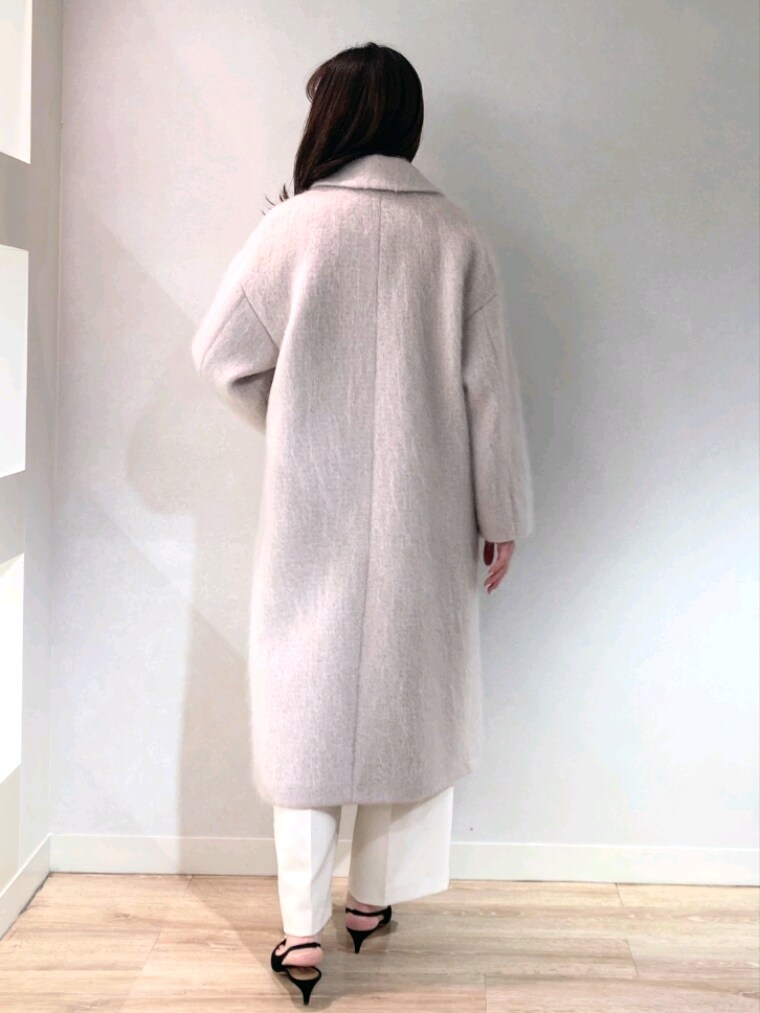 ベージュ系のその他アウター、ブラック系のシャツ/ブラウス、ブラック系のショルダーバッグを着用したレディースの冬コーディネートの4枚目の写真