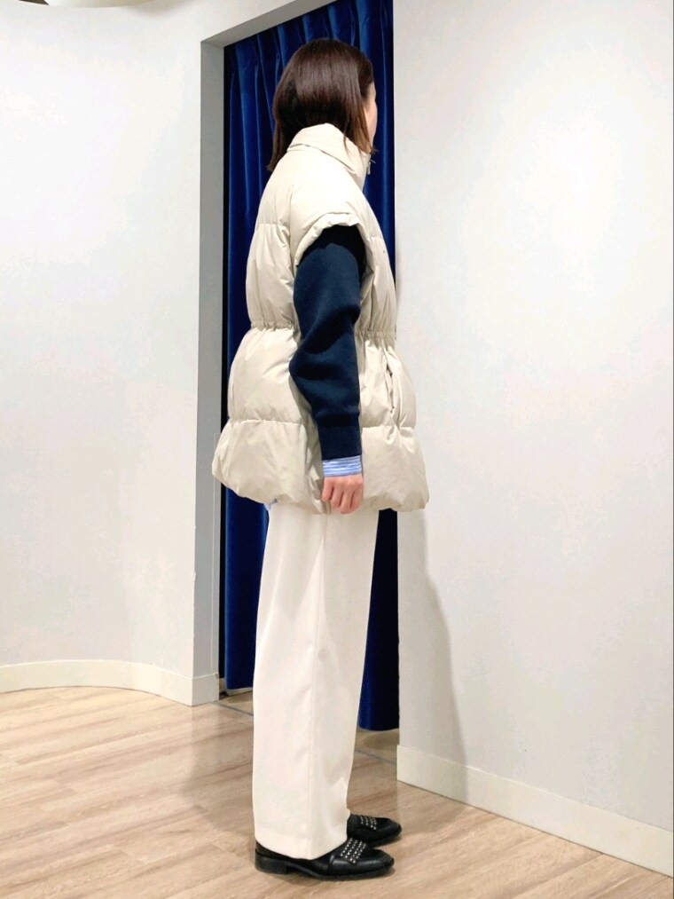 ブルー系のシャツ/ブラウス、ブルー系のTシャツ/カットソー、ベージュ系のダウンベストを着用したレディースの秋コーディネートの3枚目の写真