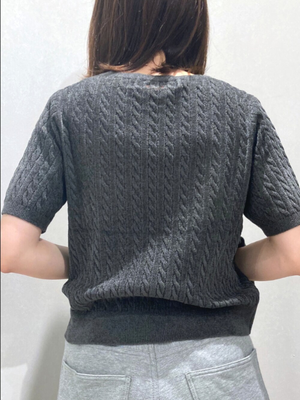 グレー系のニット/セーター、グレー系のカーディガン/ボレロ、グレー系のパンツを着用したレディースの秋コーディネートの8枚目の写真