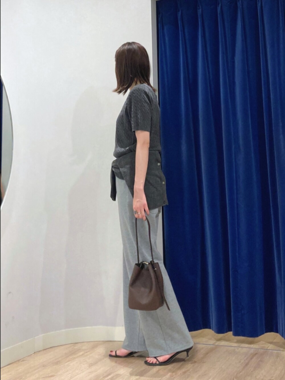 グレー系のニット/セーター、グレー系のカーディガン/ボレロ、グレー系のパンツを着用したレディースの秋コーディネートの5枚目の写真