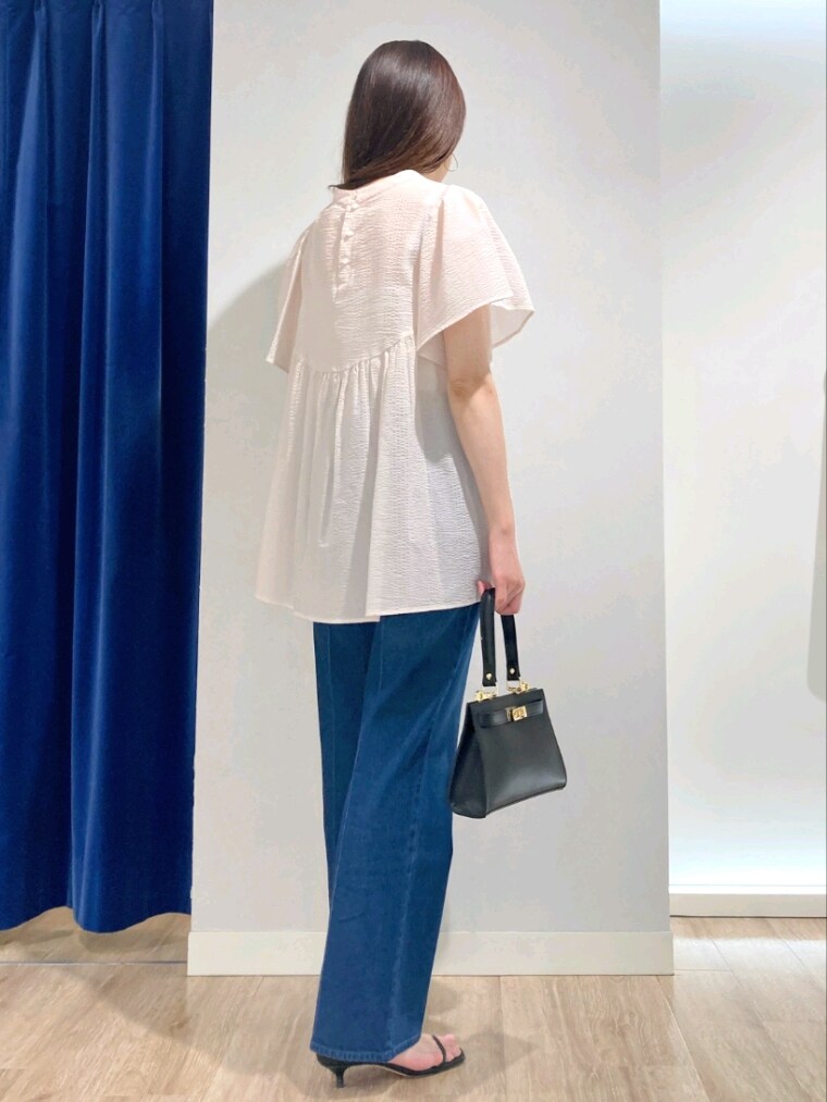 ピンク系のシャツ/ブラウス、ブルー系のデニムパンツ、ブラック系のショルダーバッグを着用したレディースの夏コーディネートの4枚目の写真