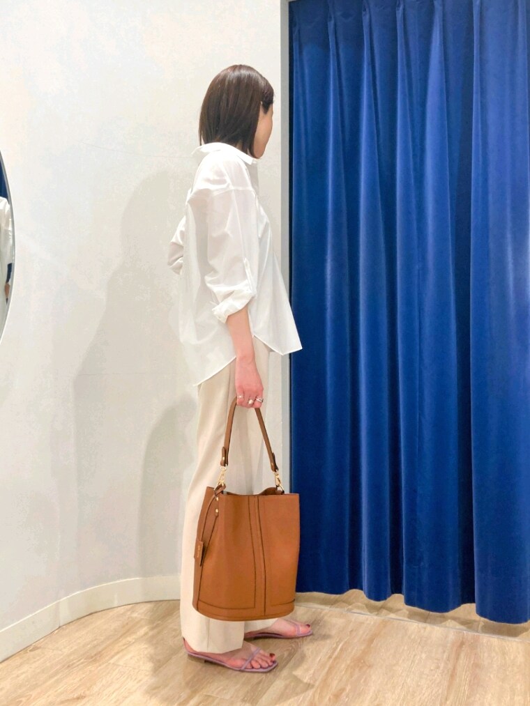 ホワイト系のシャツ/ブラウス、ベージュ系のその他パンツ、ブラウン系のショルダーバッグを着用したレディースの春コーディネートの3枚目の写真