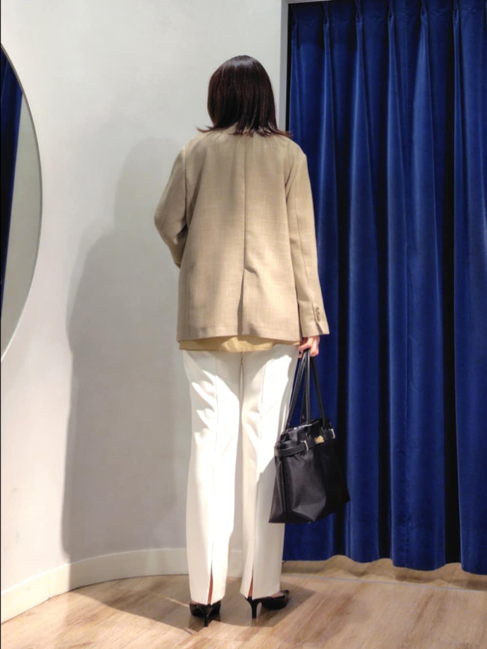 ベージュ系のテーラードジャケット、イエロー系のシャツ/ブラウス、ホワイト系のその他パンツを着用したレディースの春コーディネートの10枚目の写真