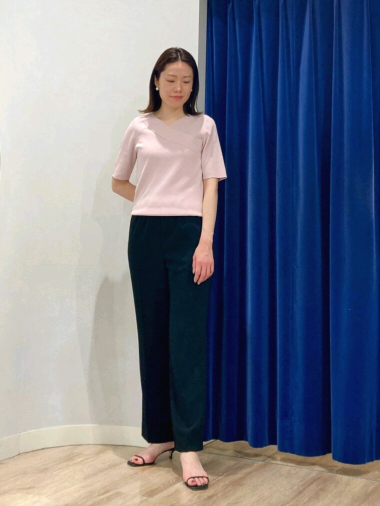 ブラック系のその他パンツ、グレー系のテーラードジャケット、ピンク系のニット/セーターを着用したレディースの春コーディネートの6枚目の写真