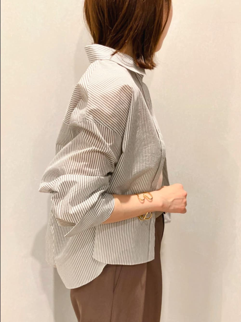 ブラウン系のその他パンツ、ゴールド系のサンダル、ベージュ系のシャツ/ブラウスを着用したレディースの夏コーディネートの8枚目の写真