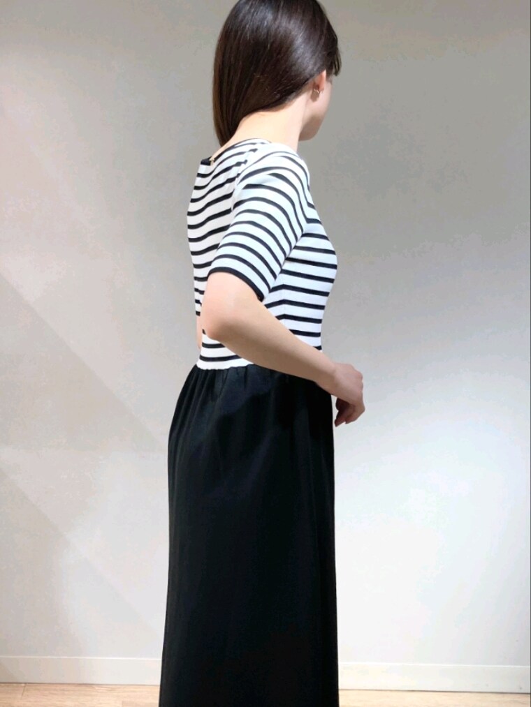 ブルー系のノーカラージャケット、ブラック系のワンピース、ホワイト系のショルダーバッグを着用したレディースの春コーディネートの9枚目の写真