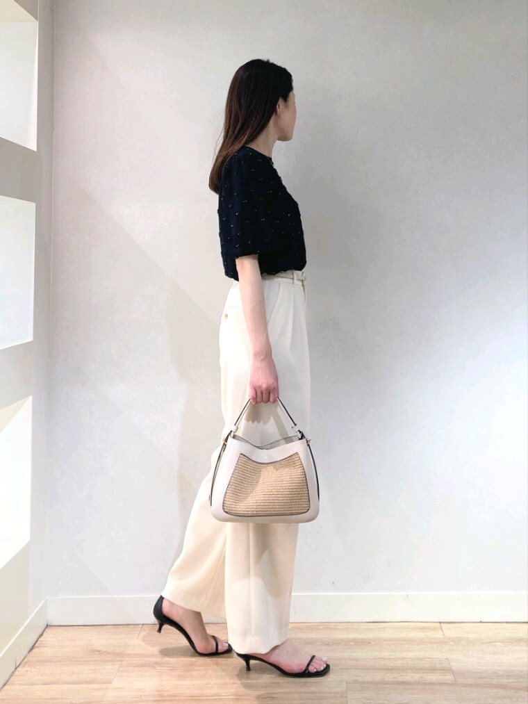 ホワイト系のその他パンツ、ベージュ系のバッグ、ブラック系のシャツ/ブラウスを着用したレディースの春コーディネートの4枚目の写真