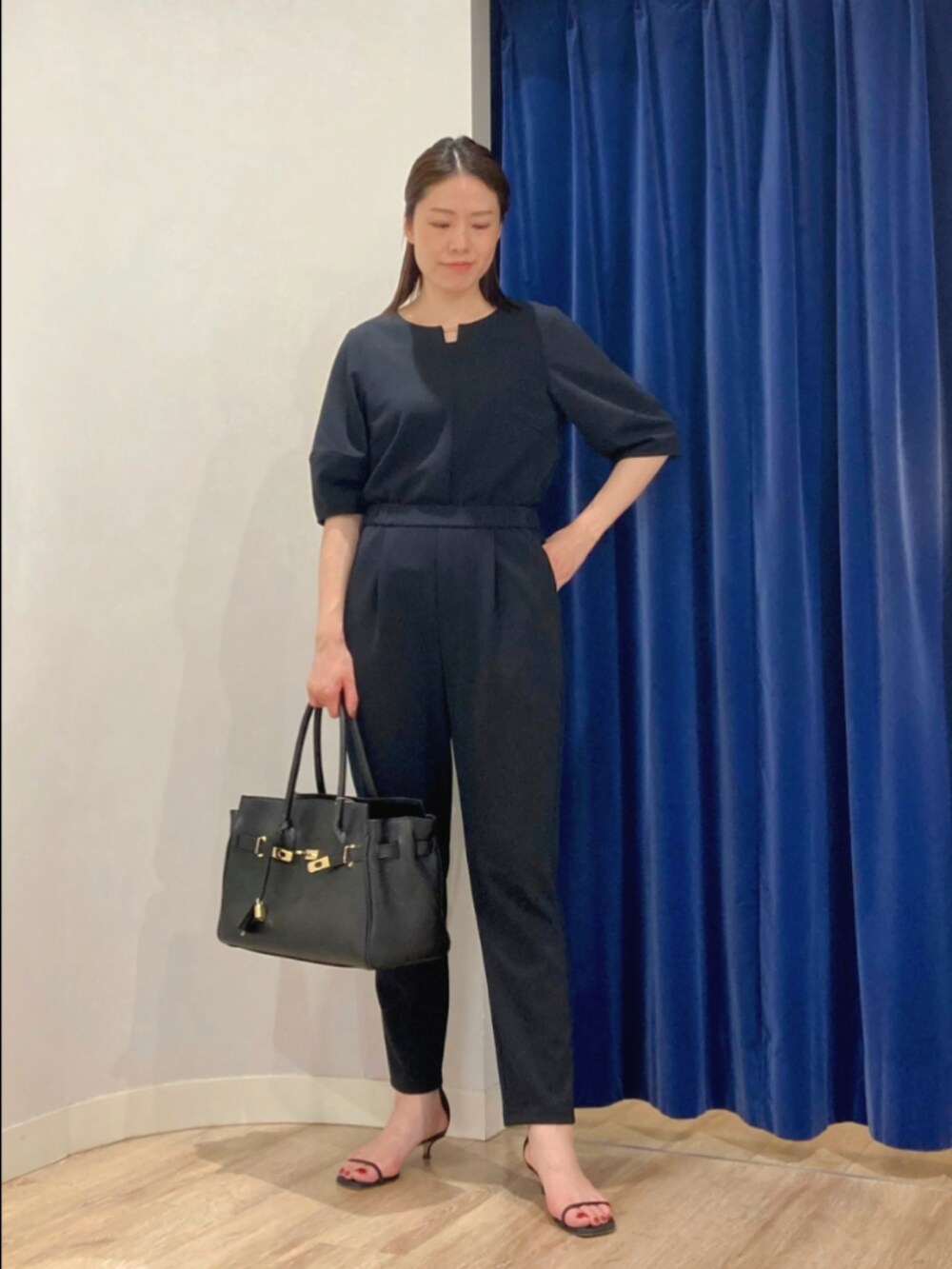 ブルー系のシャツ/ブラウス、ベージュ系のトートバッグ、ブルー系のパンツを着用したレディースの秋コーディネートの8枚目の写真